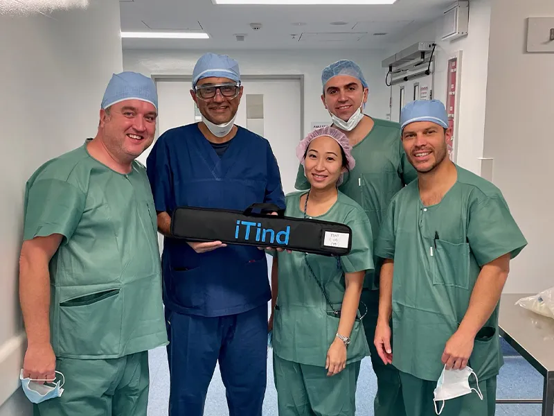 Dr Raji Kooner with the theatre team holding an iTind device case