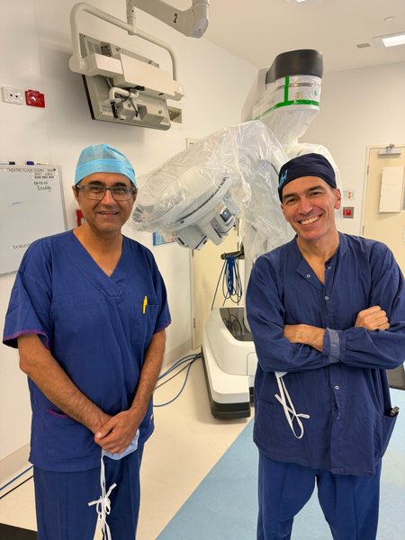 Dr Raji Kooner with Dr Simone Crivellaro during a single-port robotic technique session
