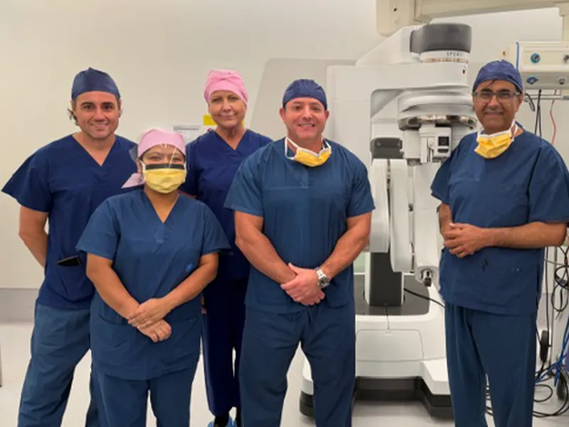 Dr Kooner and OR team with the da Vinci single port robotic system