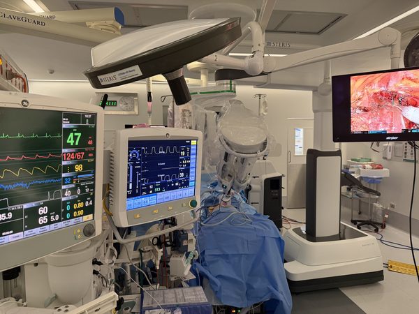 Single-port da Vinci system setup in theatre