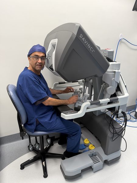 Dr Raji Kooner at the da Vinci robotic console